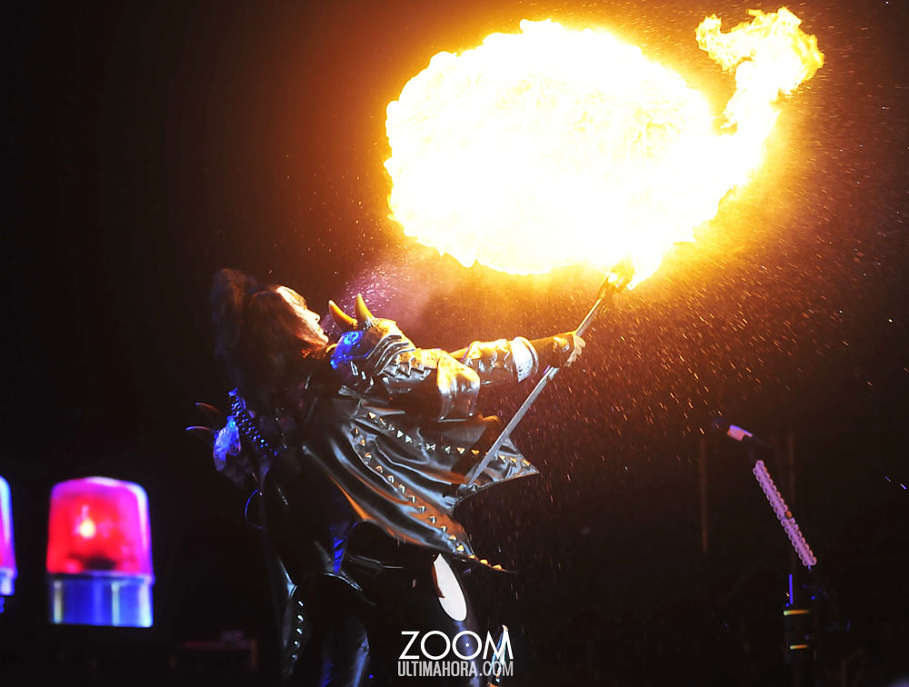 Gene escupiendo fuego