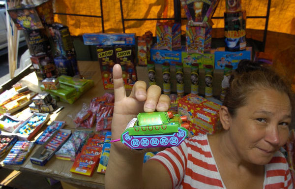 Mercadera mostrando arsenal