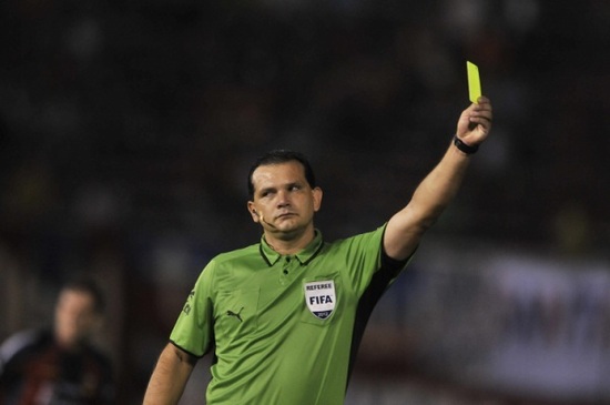Carlos Amarilla sacando la tarjeta del bitch pls