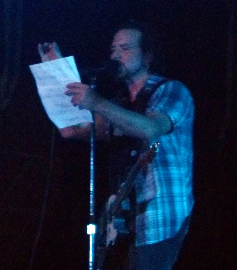 Vedder recitando "Está Bien"