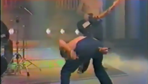 Anthony Kiedis cantando con el culo